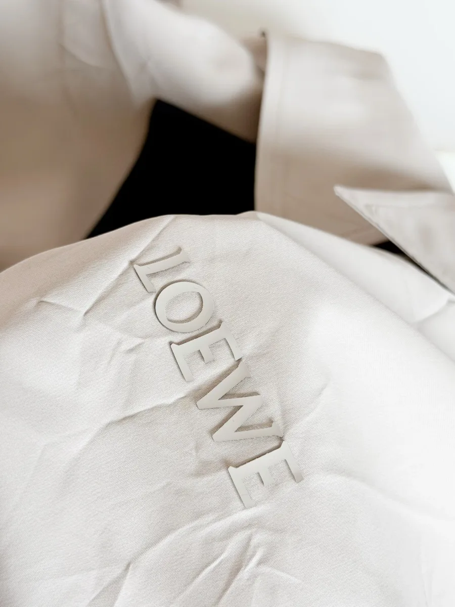Рельефное тиснение логотипа Loewe на груди крупным планом