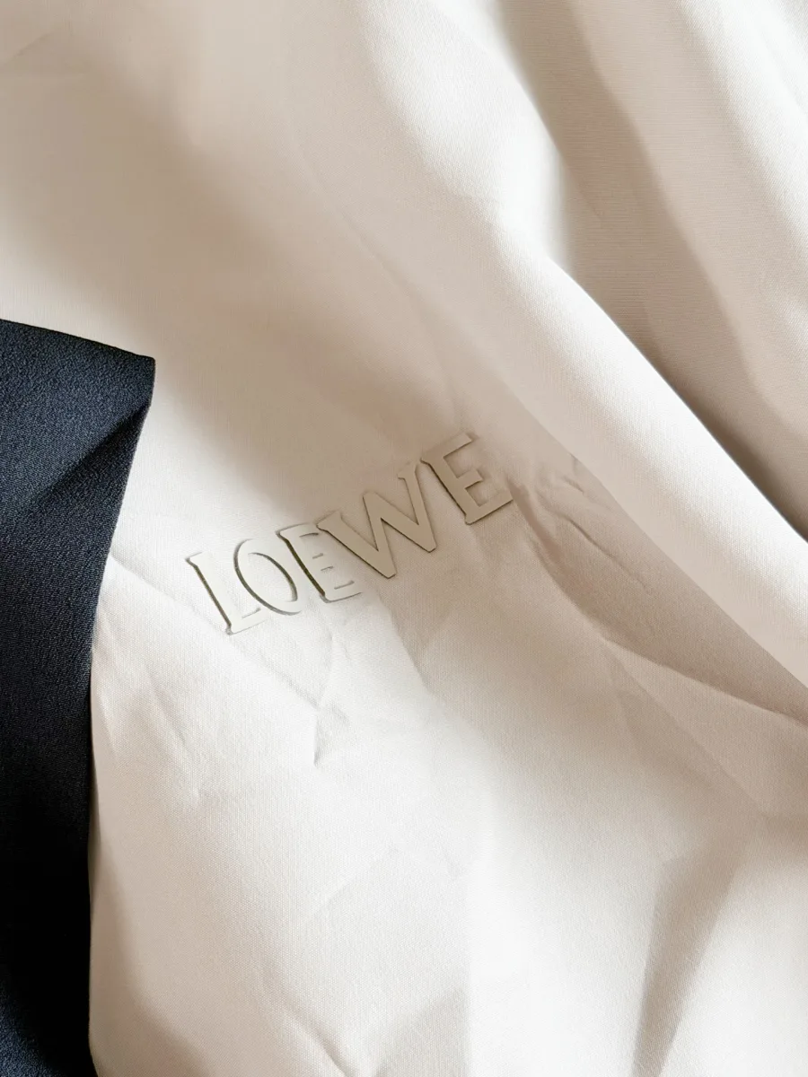 Фактурный логотип Loewe в тон ткани на левой стороне груди