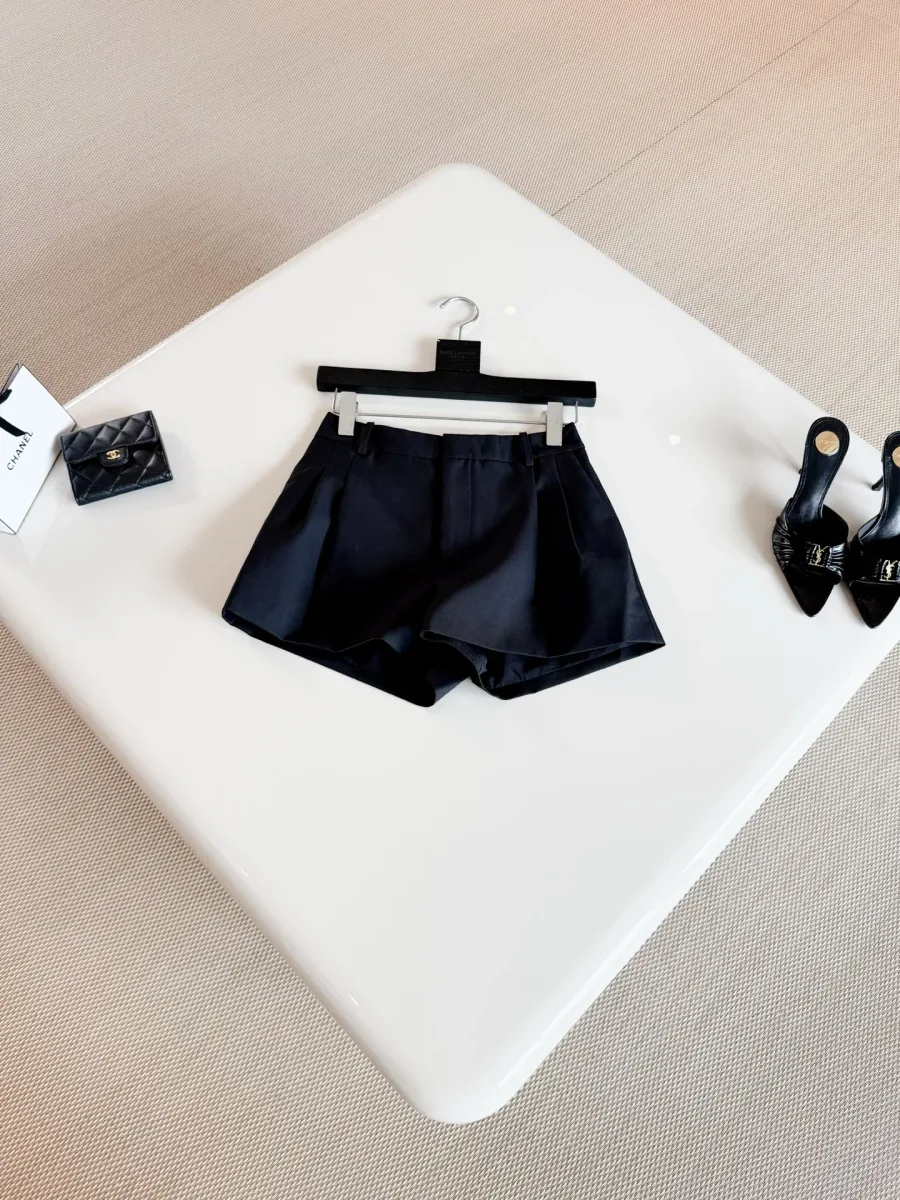 Чёрные шерстяные шорты Saint Laurent с защипами