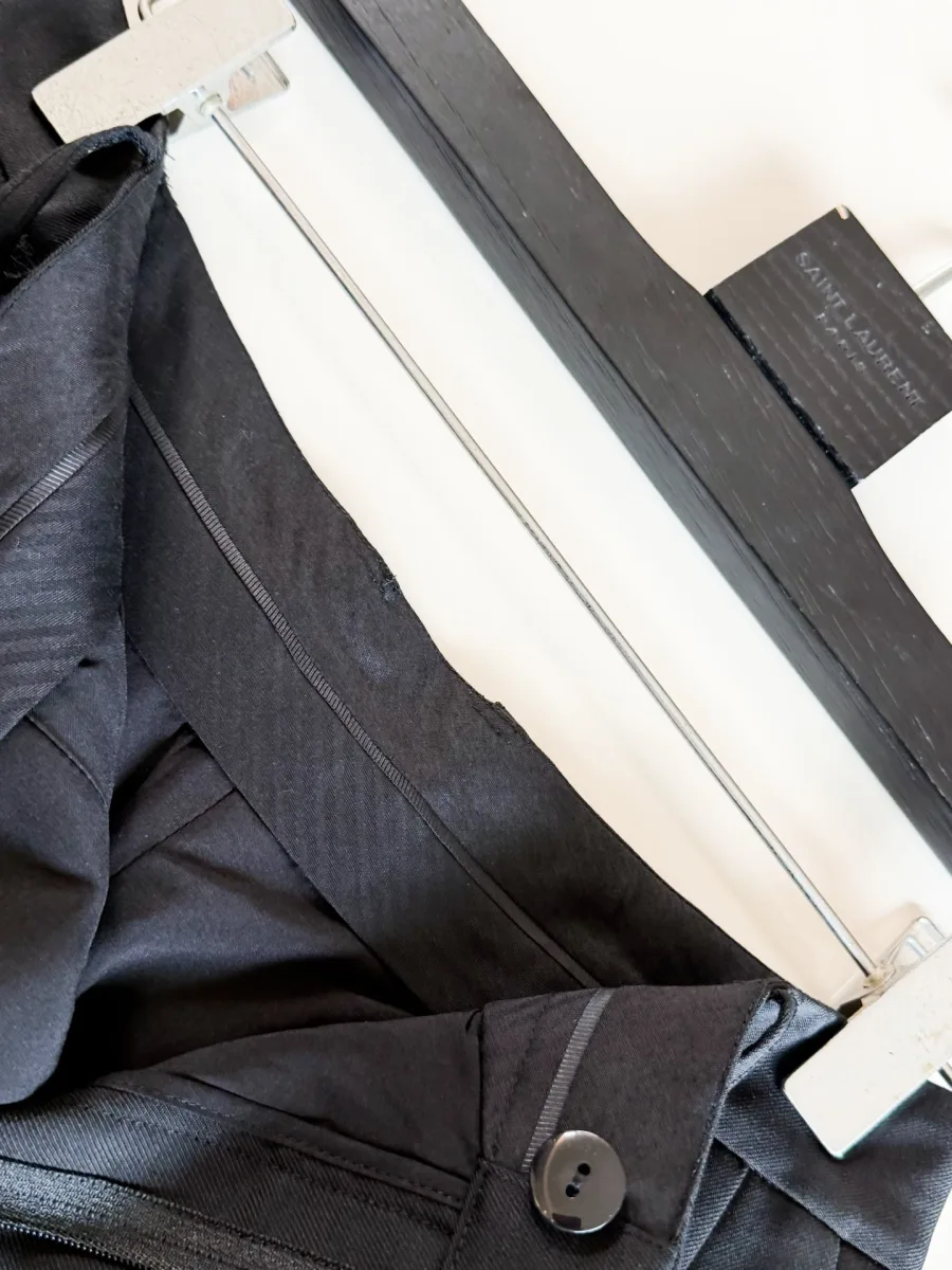 Фурнитура и пуговицы на шортах Saint Laurent