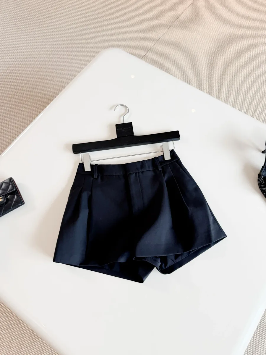 Вид сзади на чёрные шорты Saint Laurent
