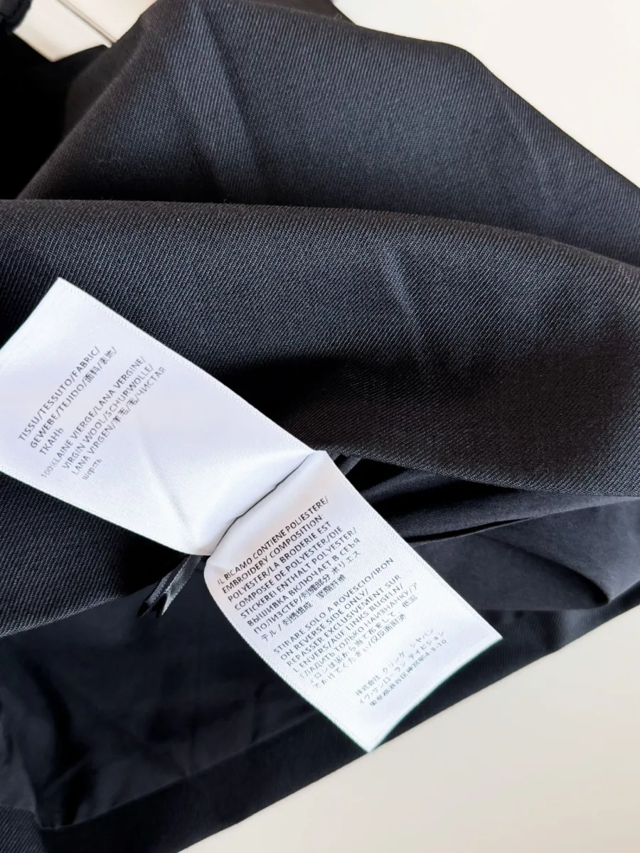 Крупный план защипов на поясе шорт Saint Laurent