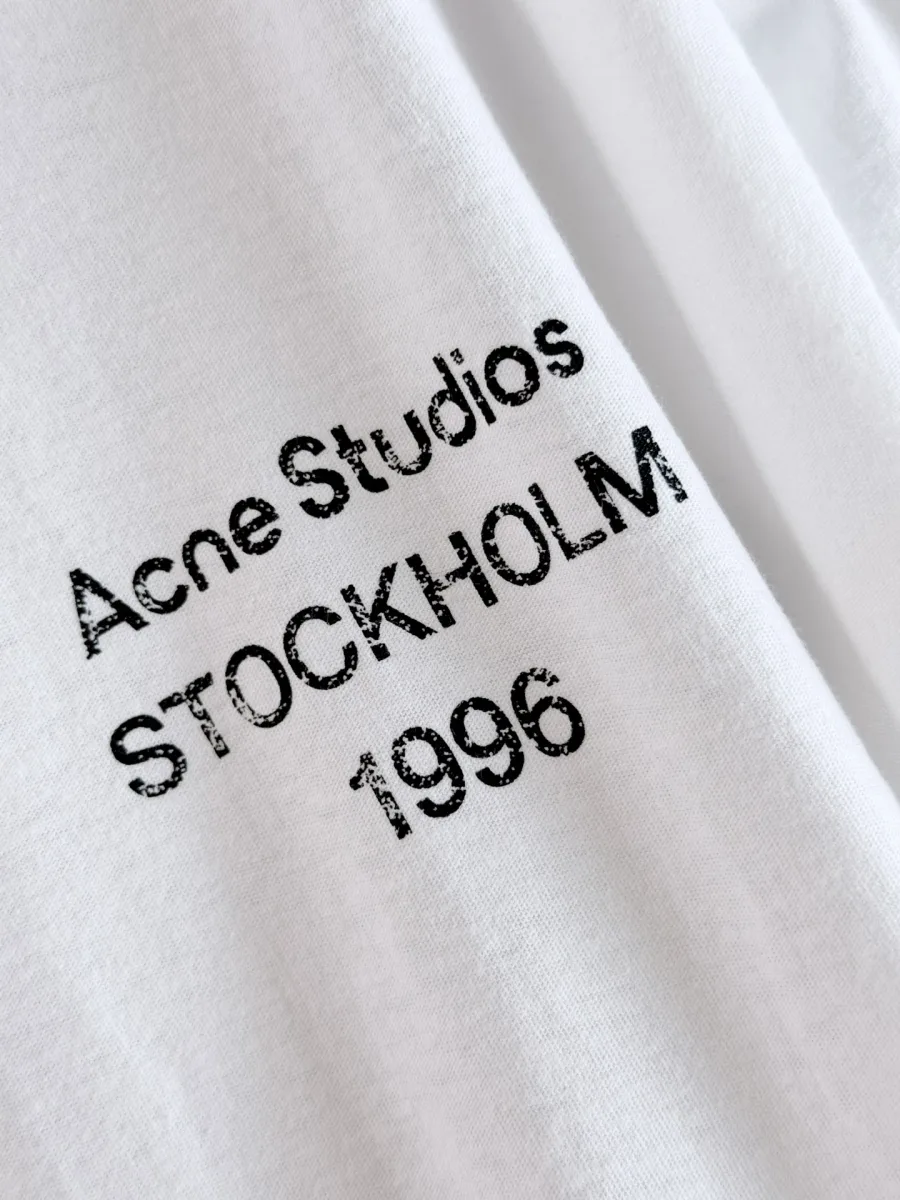 Крупный план винтажного штампованного принта Acne Studios Stockholm 1996