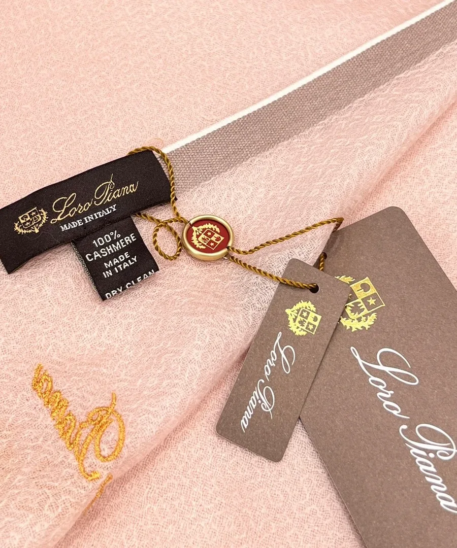 Тканевая бирка 100% Cashmere и навесные фирменные ярлыки на шарфе