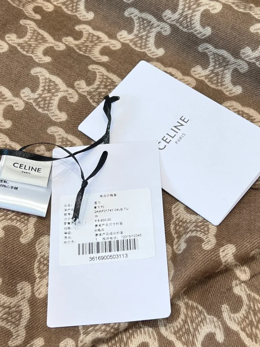 Ярлыки и бирки Celine крупным планом на фоне кашемирового шарфа с узором