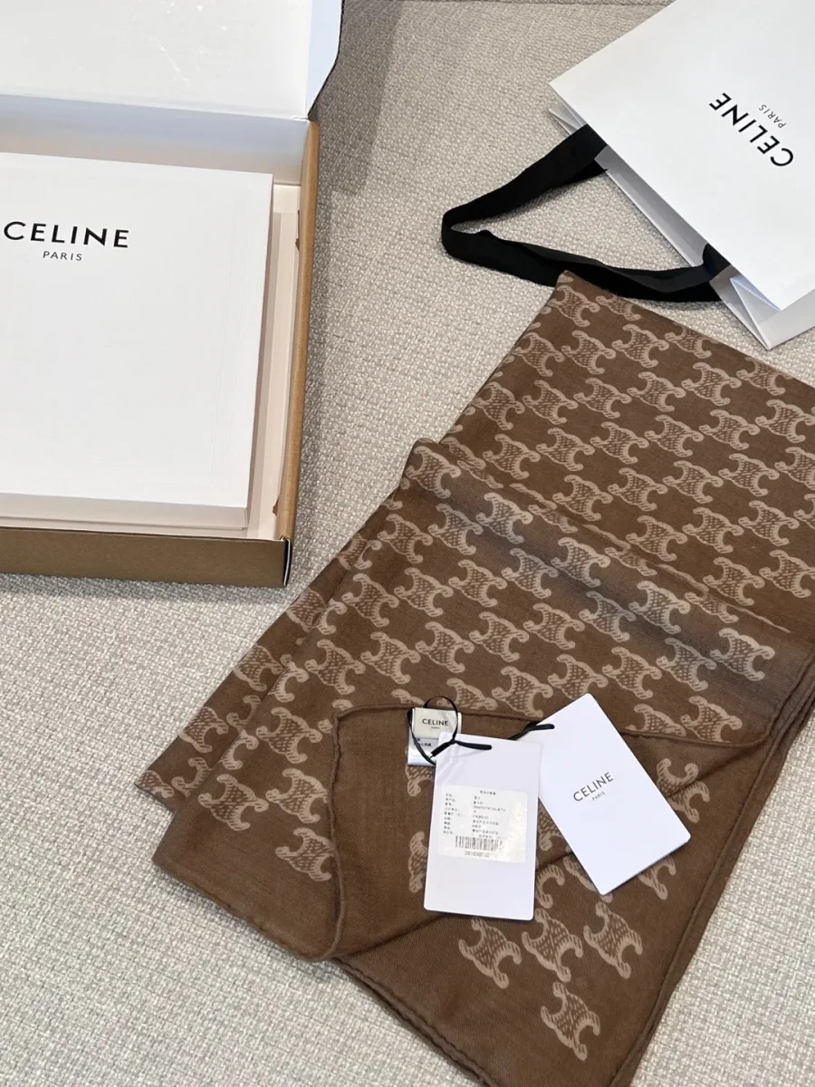 Сложенный коричневый шарф Celine с фирменной коробкой и пакетом