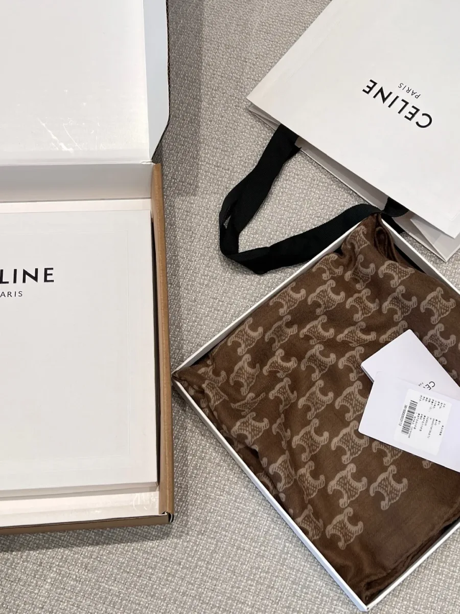 Коричневый кашемировый шарф Celine, аккуратно уложенный в фирменную коробку