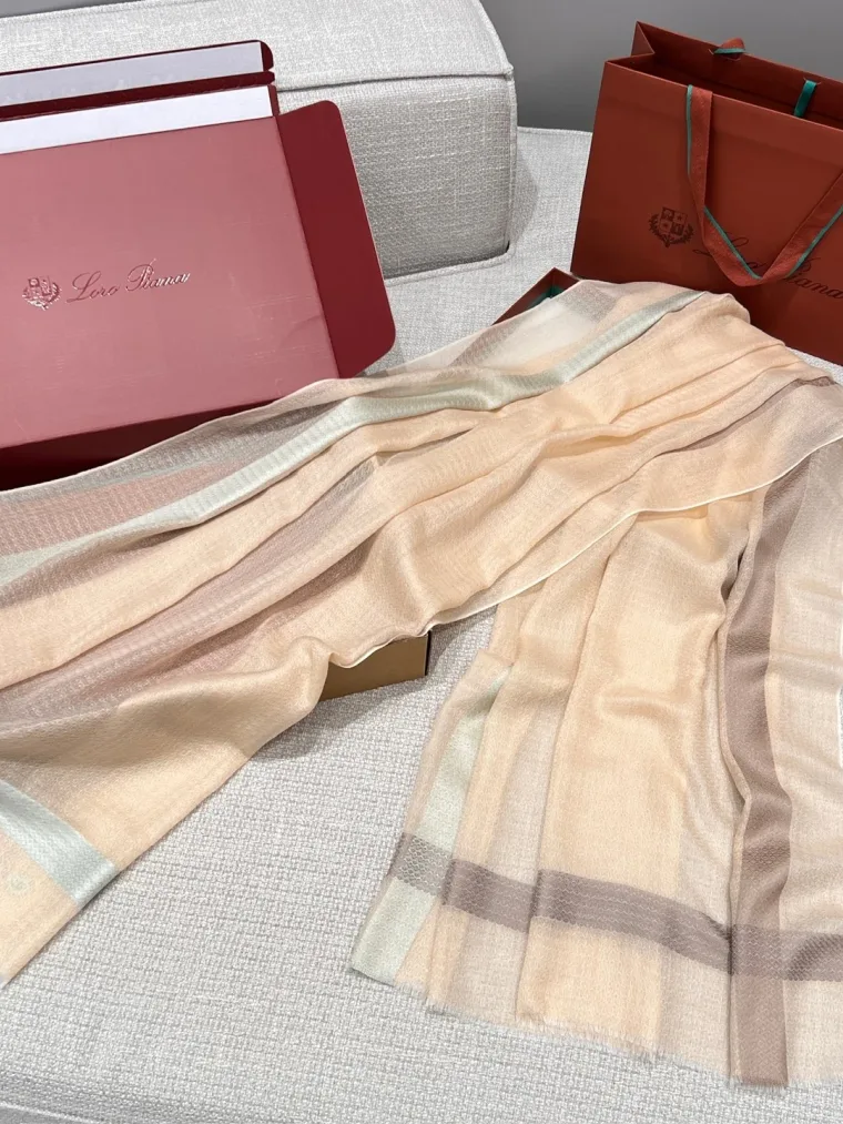 Loro Piana Бежевый кашемировый шарф с полосами и вышитым логотипом