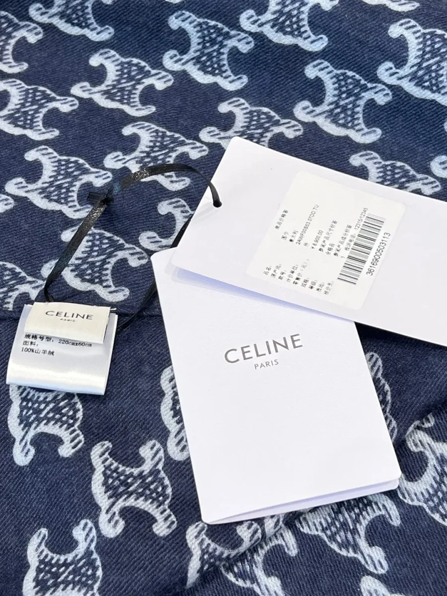 Крупный план жаккардового узора Triomphe и фирменных бирок Celine