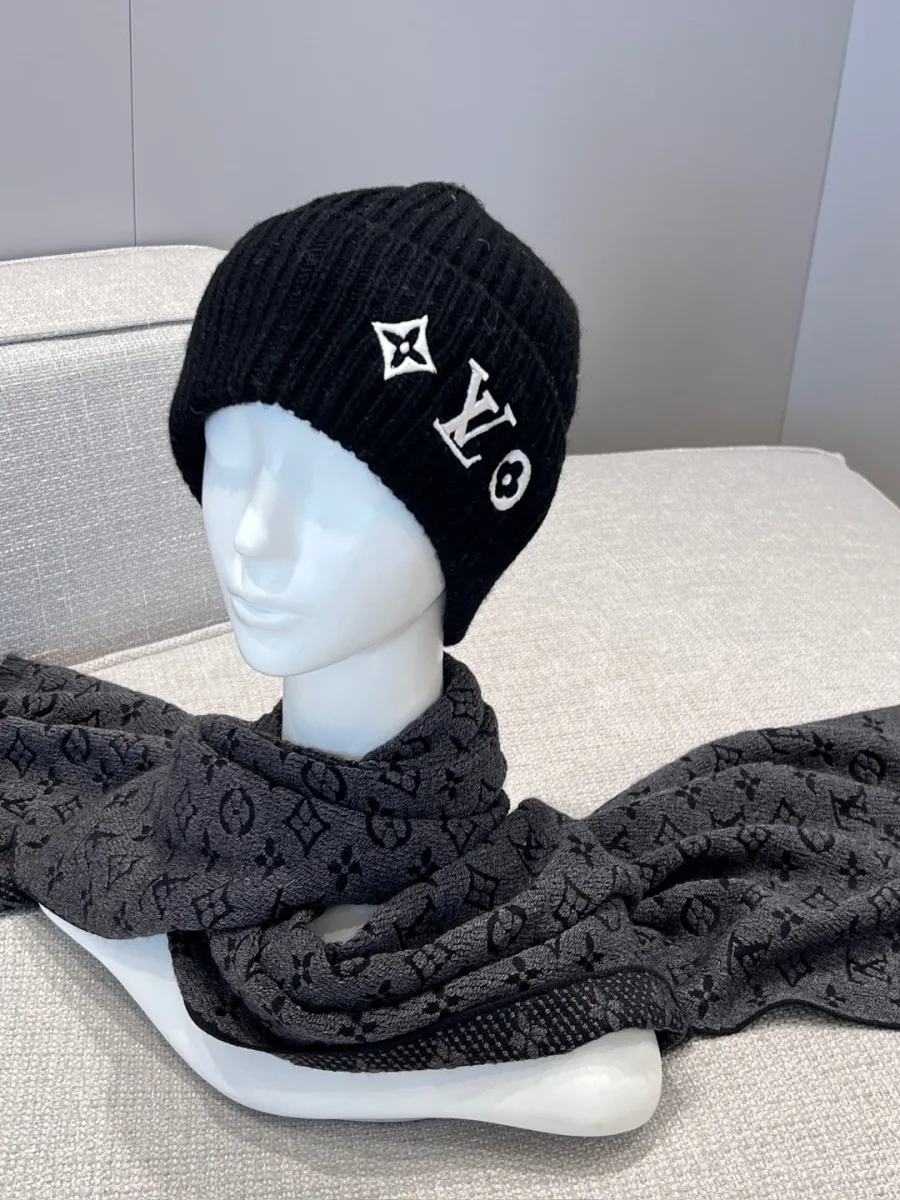 Манекен в шапке и сером шерстяном шарфе с жаккардовым узором Monogram