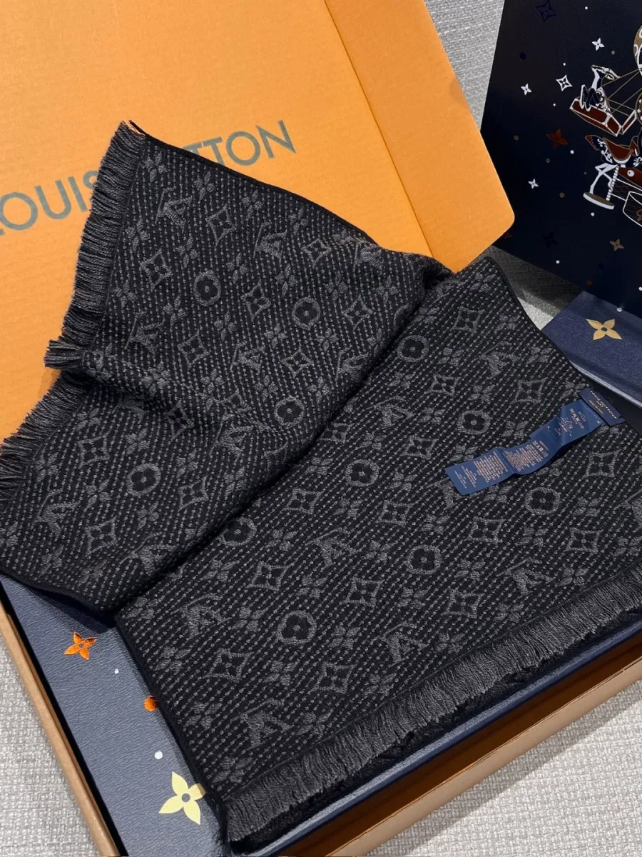 Шарф с жаккардовым узором Monogram, аккуратно уложенный в фирменную коробку