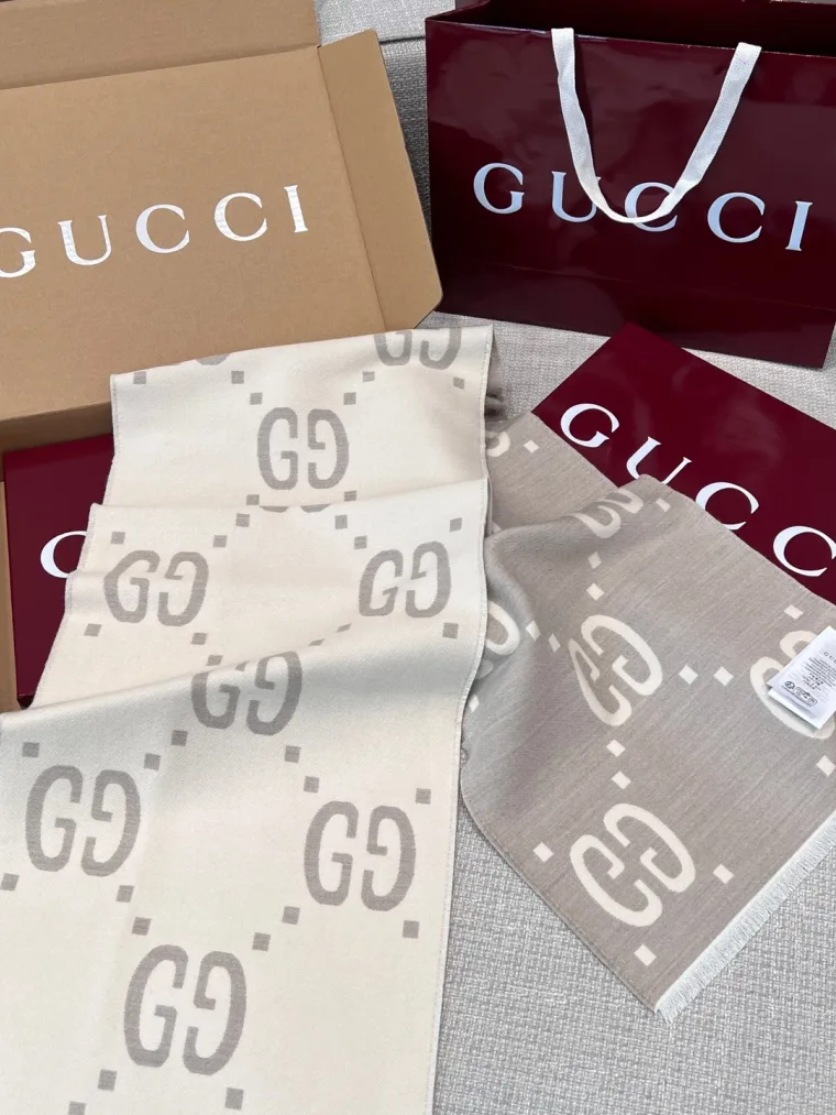 Gucci Бежевый двусторонний шарф с узором GG