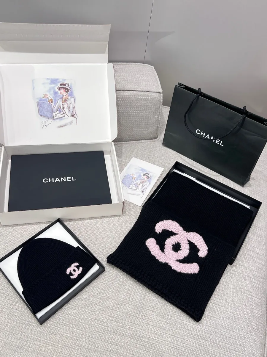 Чёрный вязаный шарф и шапка Chanel с розовым логотипом CC в фирменной коробке