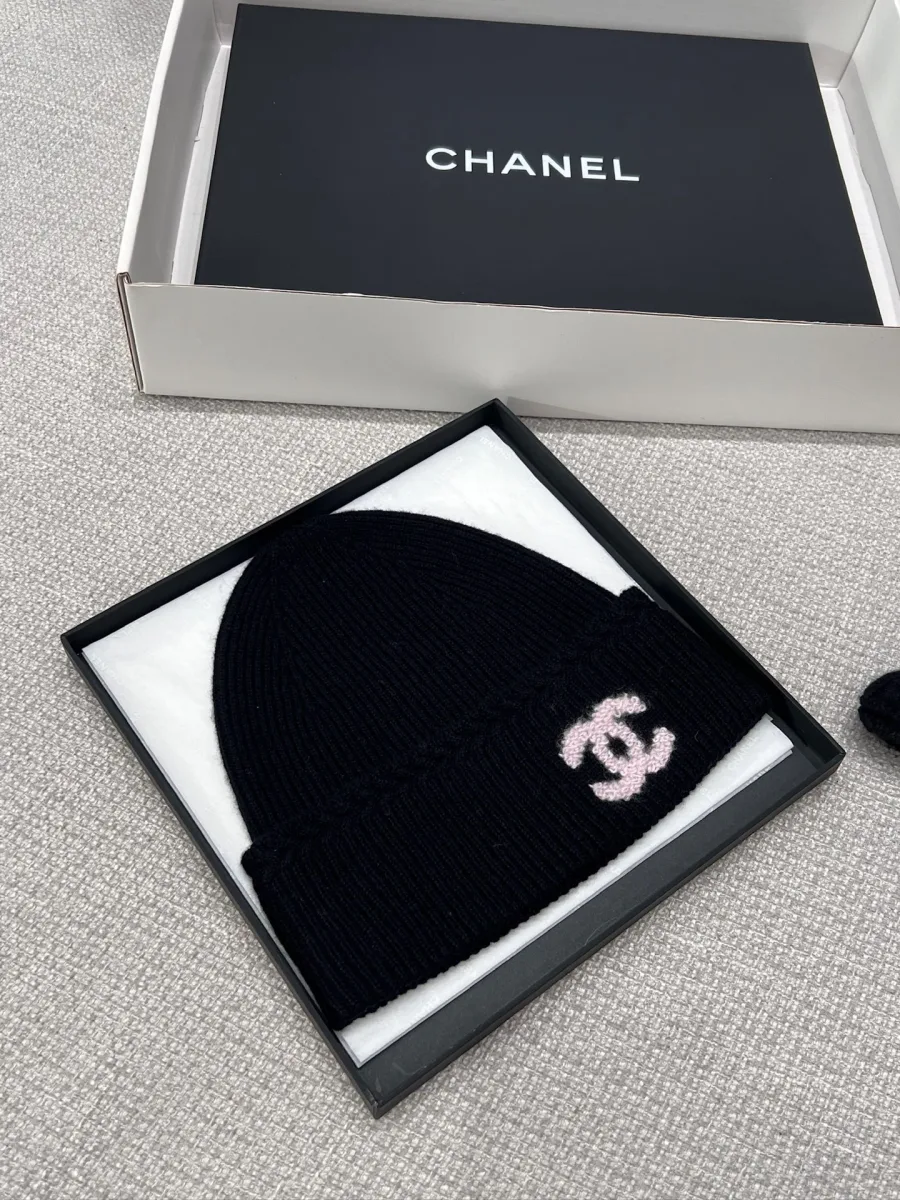 Чёрная вязаная шапка Chanel с розовым логотипом CC в подарочной коробке