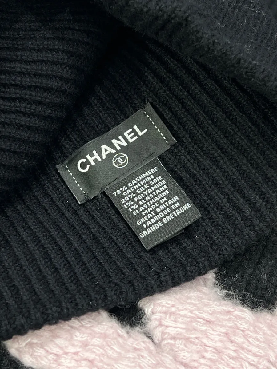 Вшитый ярлык Chanel с составом изделия из кашемира и шёлка крупным планом