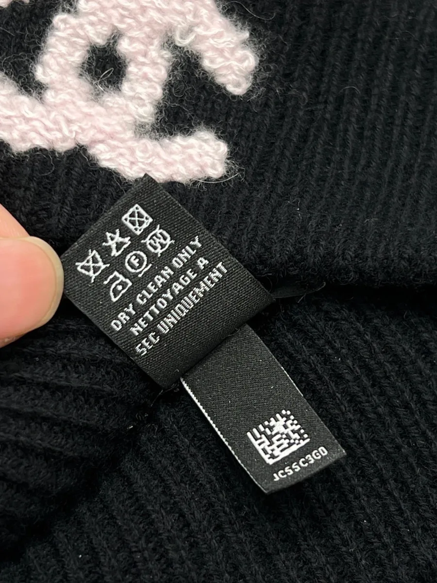 Текстильная бирка с рекомендациями по уходу и QR-кодом крупным планом