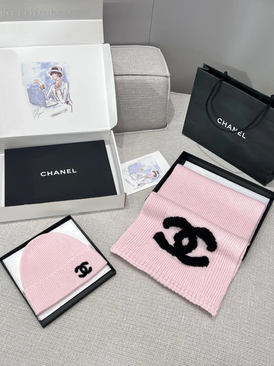 Розовый вязаный шарф и шапка Chanel с логотипом CC в подарочной коробке, общий вид комплекта