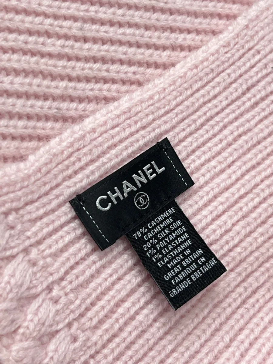 Вшитый тканевый ярлык с указанием бренда Chanel и состава из кашемира и шёлка