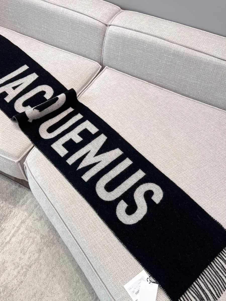 Чёрный длинный шарф Jacquemus с крупным логотипом и бахромой