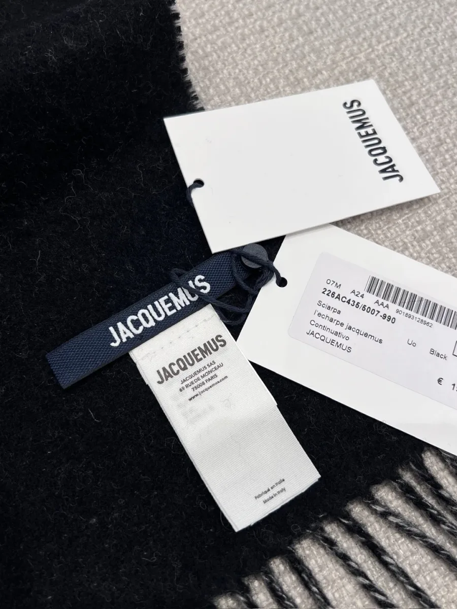 Фирменные навесные ярлыки и бирки шарфа Jacquemus
