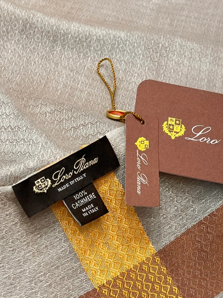 Фирменная бирка с составом 100% Cashmere на кашемировом шарфе
