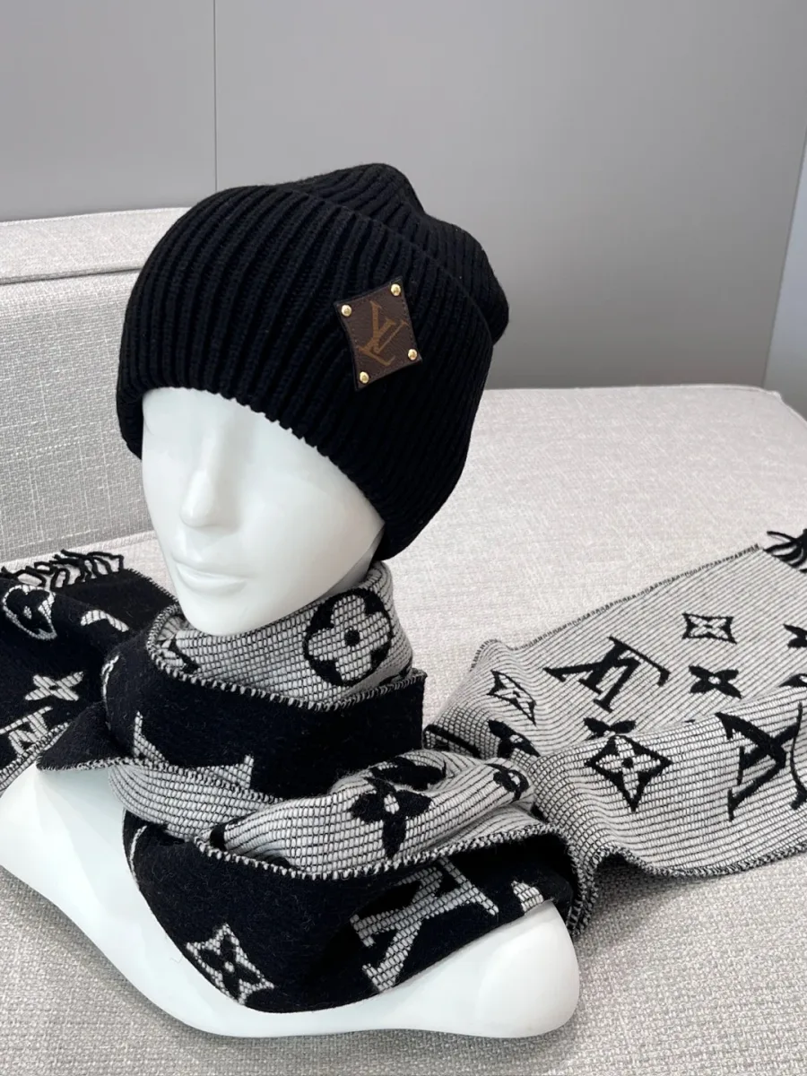 Шарф с узором Monogram на манекене в комплекте с шапкой