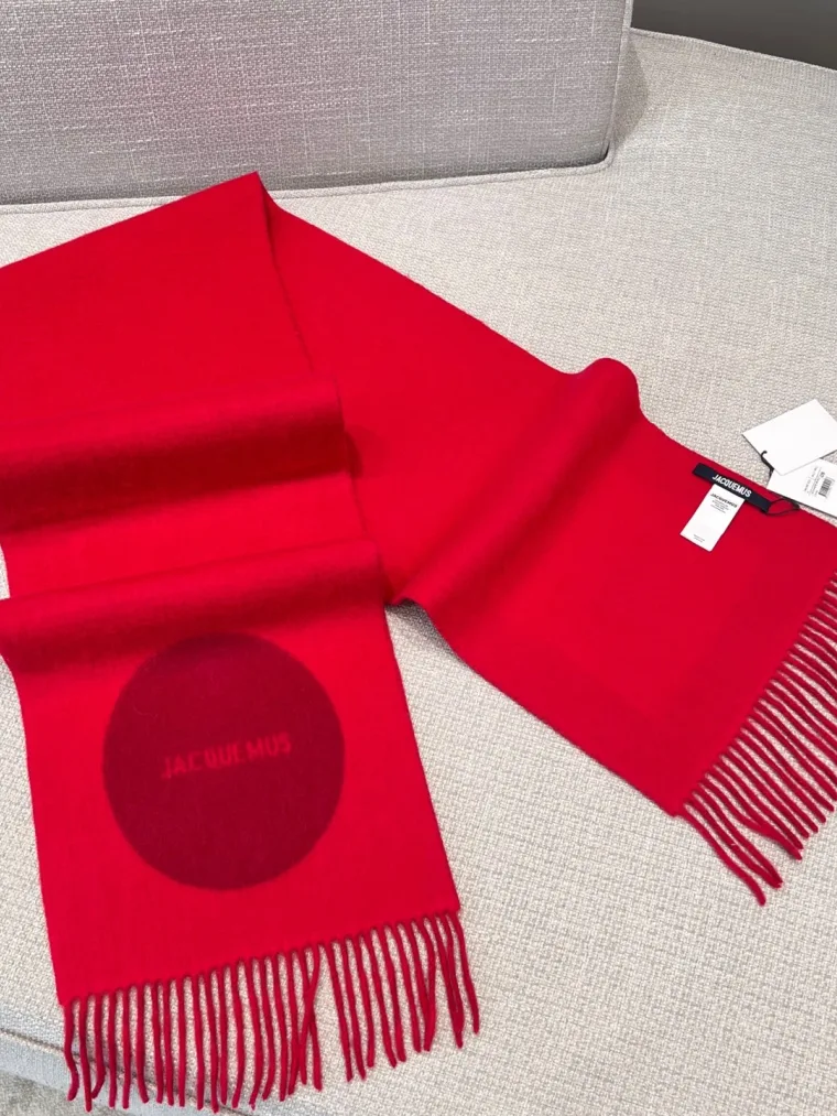 Jacquemus Красный шерстяной шарф с круглым логотипом и бахромой