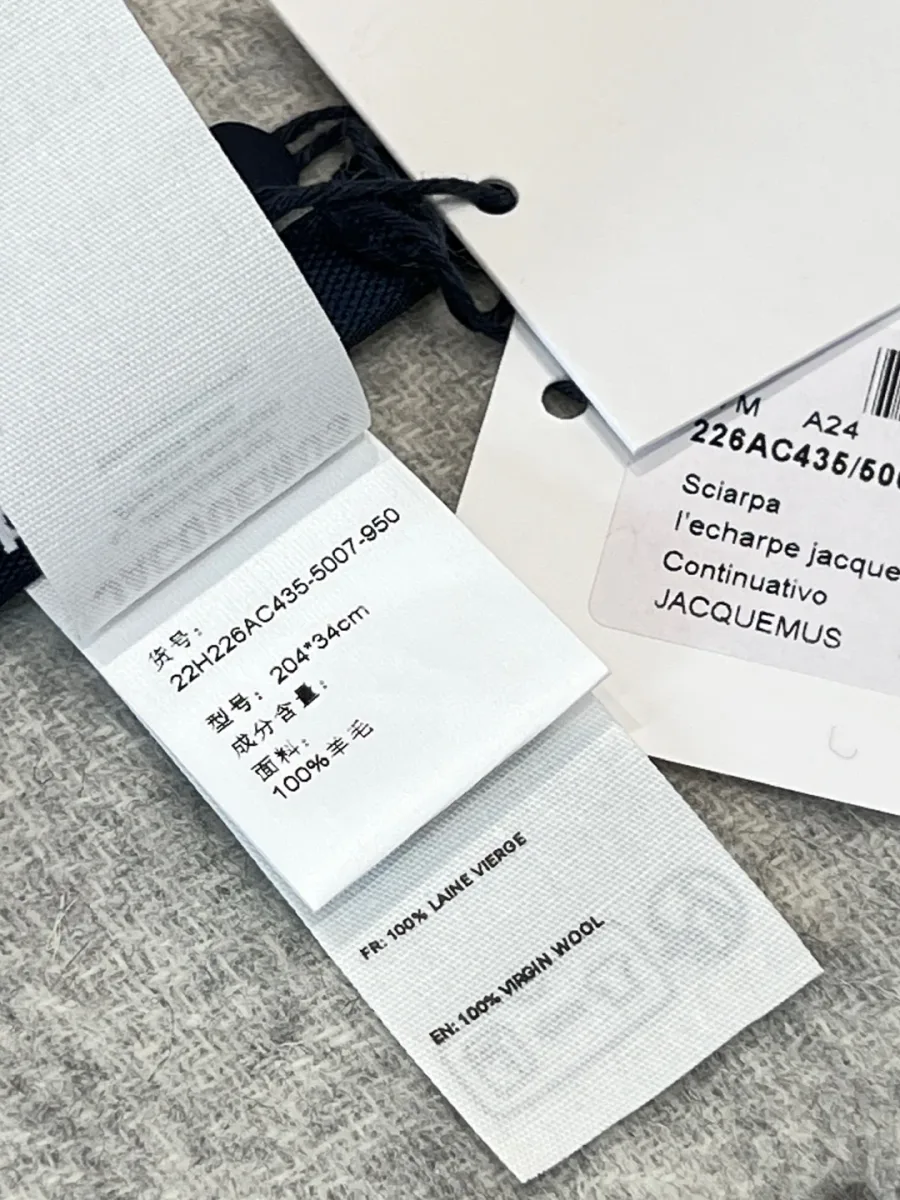 Навесные бирки с маркировкой модели шарфа крупным планом