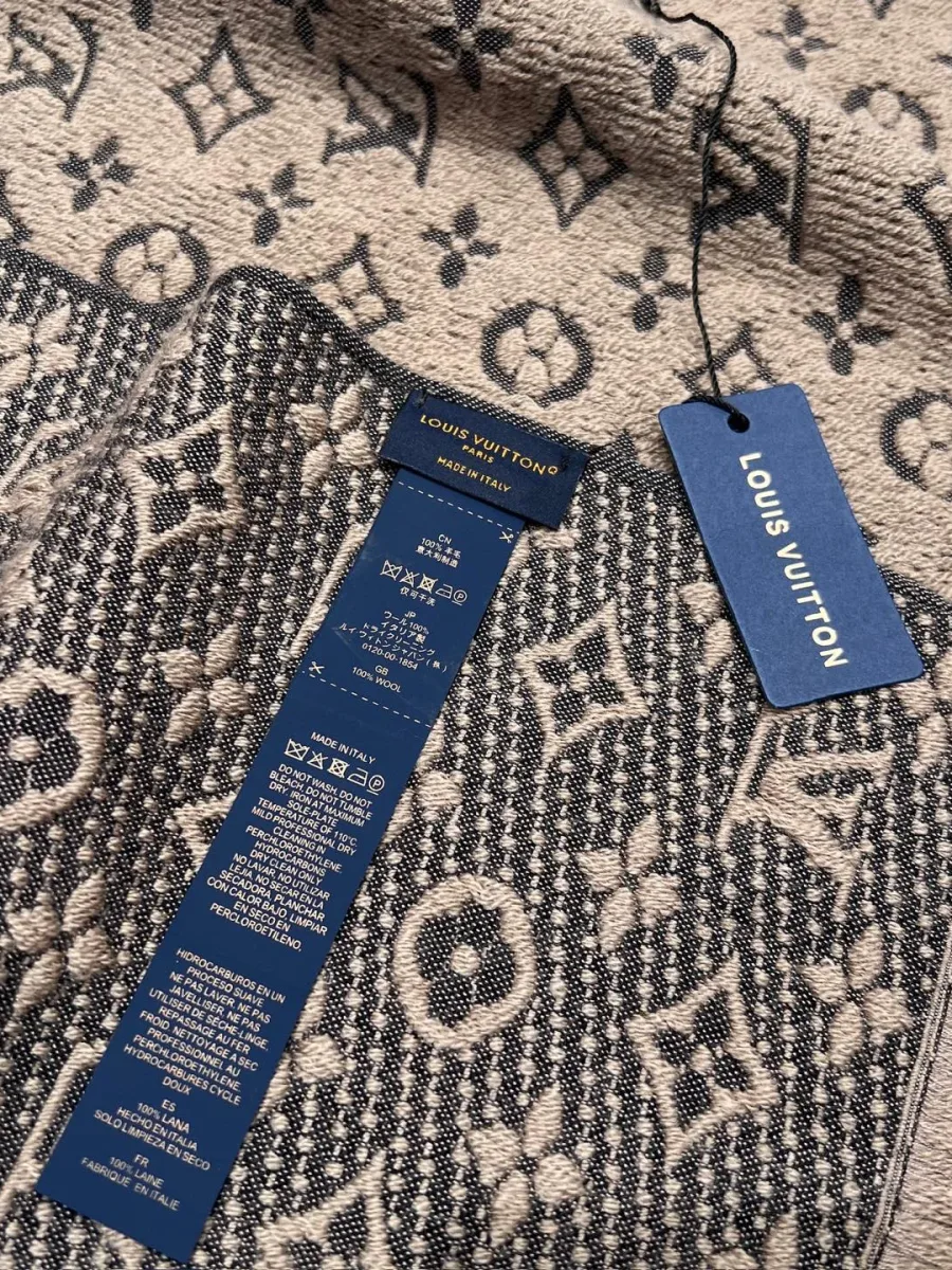 Фирменный текстильный ярлык и бирка Louis Vuitton на шарфе