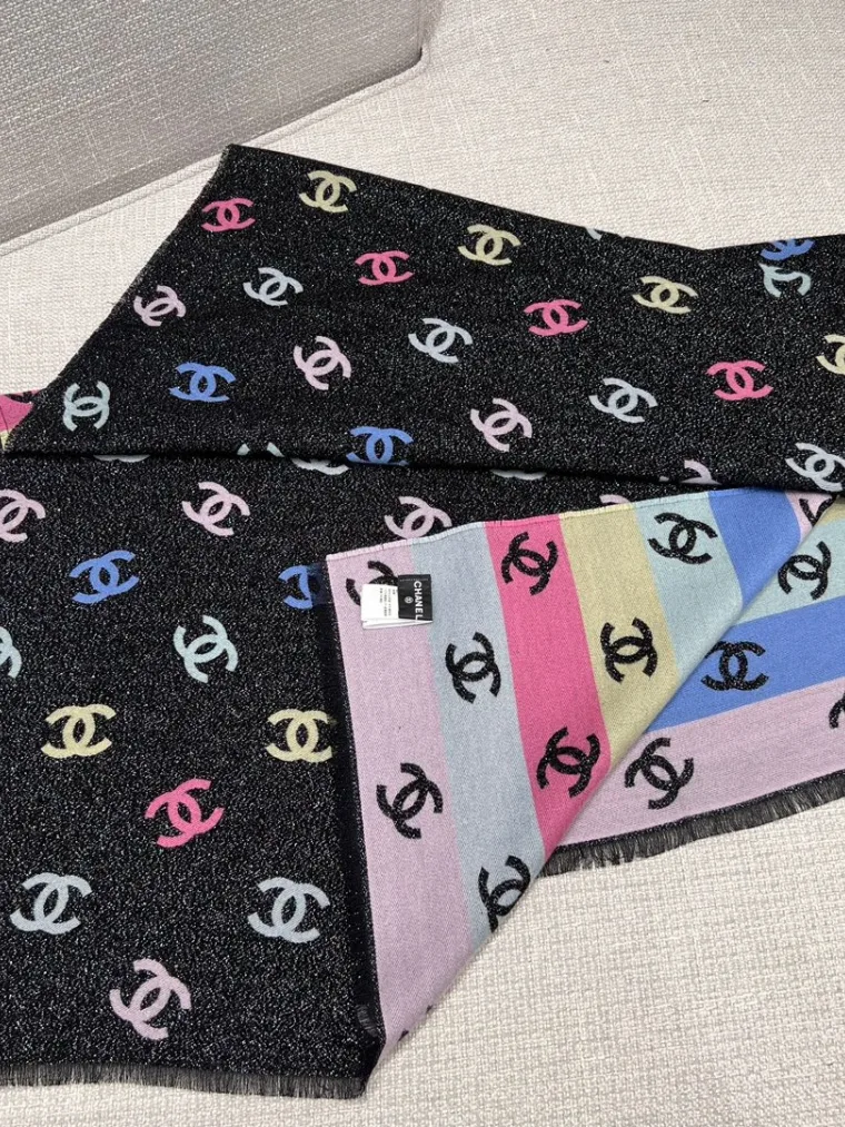 Chanel Чёрный шарф с разноцветными логотипами CC и люрексом