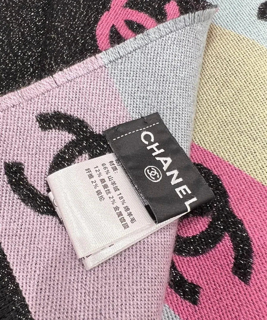 Фирменная тканевая бирка Chanel на светлой стороне шарфа