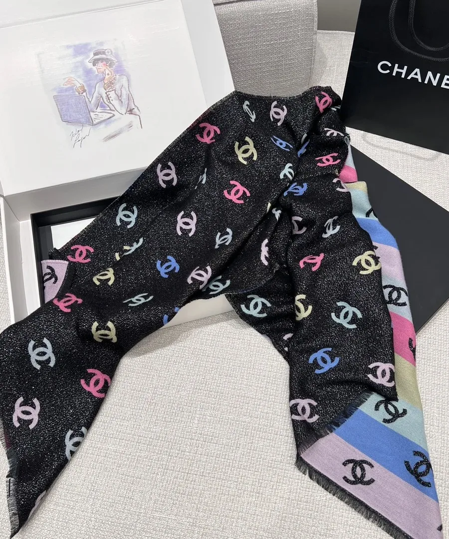 Разложенный шарф в фирменной подарочной коробке Chanel
