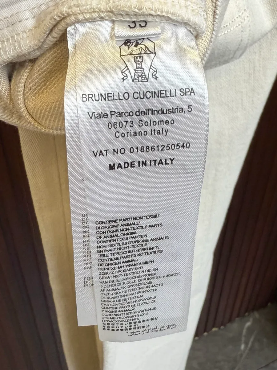 Внутренняя тканевая бирка джинсов с надписью Brunello Cucinelli и указанием размера