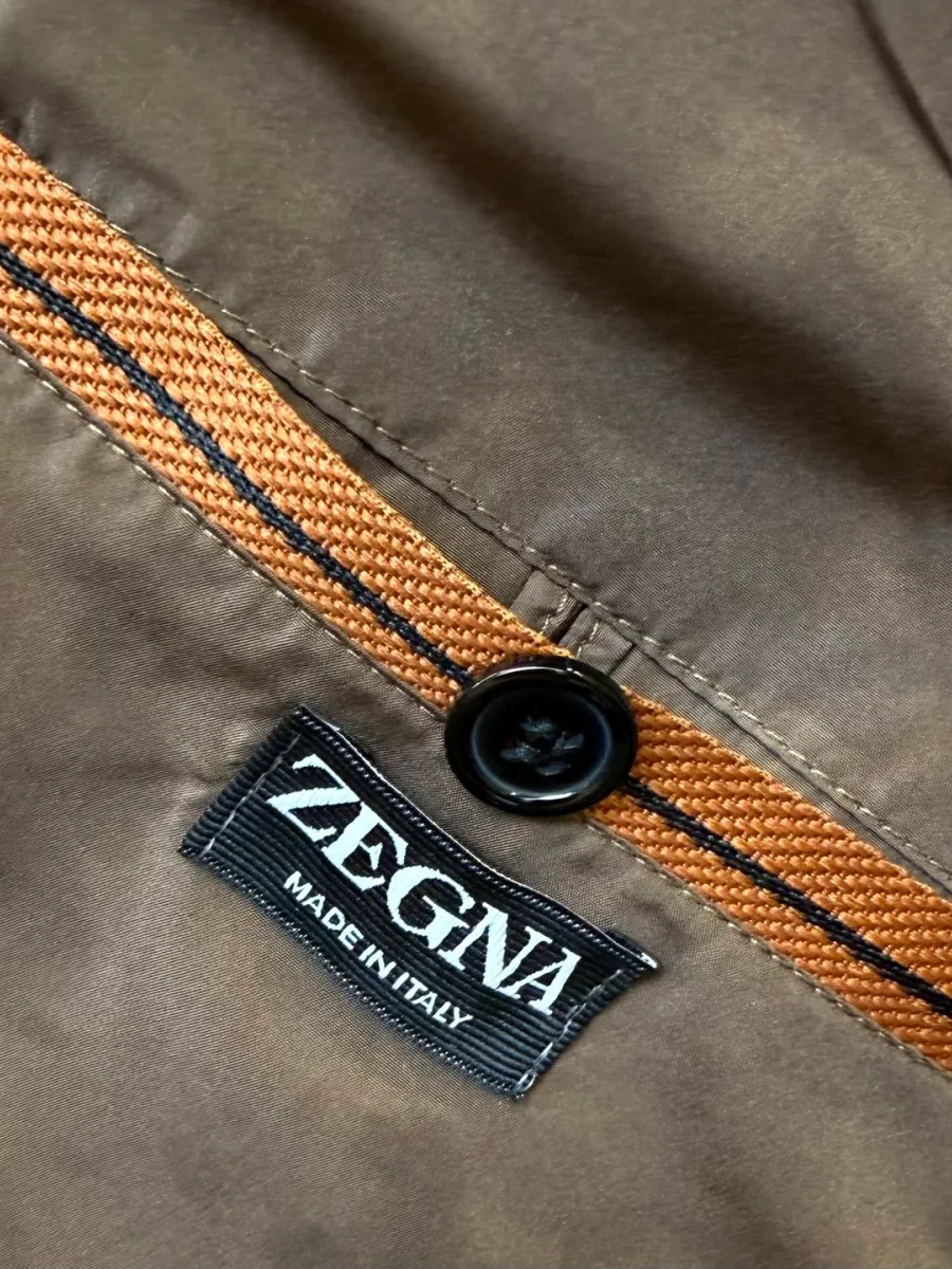 Внутренний карман жилета с пуговицей, полосатой тесьмой и нашивкой Zegna