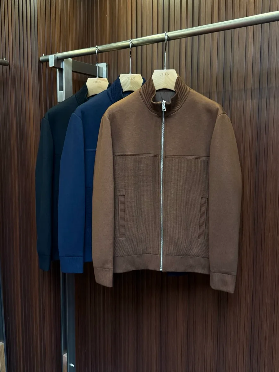 Мужской двусторонний пуховик Zegna в трёх расцветках на вешалке, вид спереди, трикотажная сторона