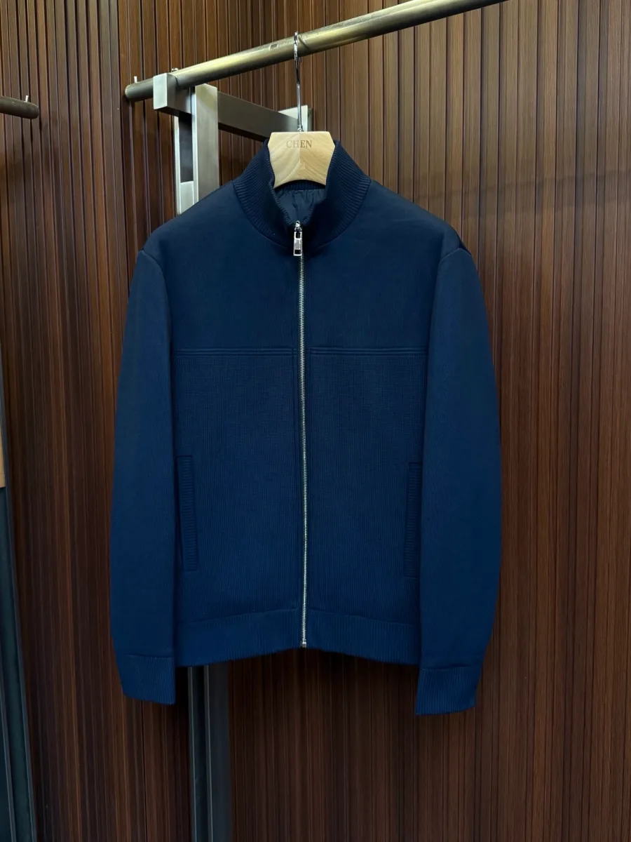Синий мужской пуховик Zegna, вид спереди, трикотажная сторона с молнией и воротником-стойкой