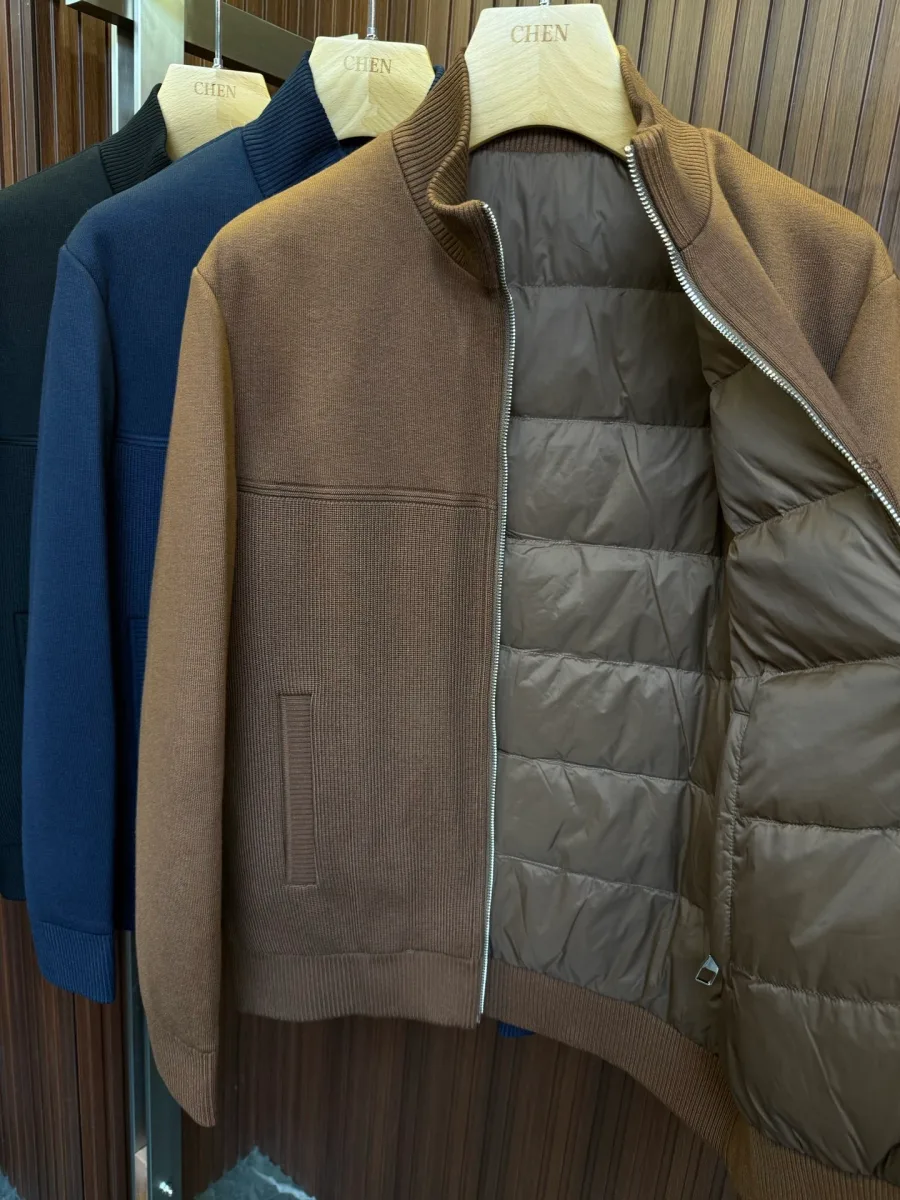 Коричневый пуховик Zegna в расстёгнутом виде, демонстрация стеганой подкладки с наполнителем