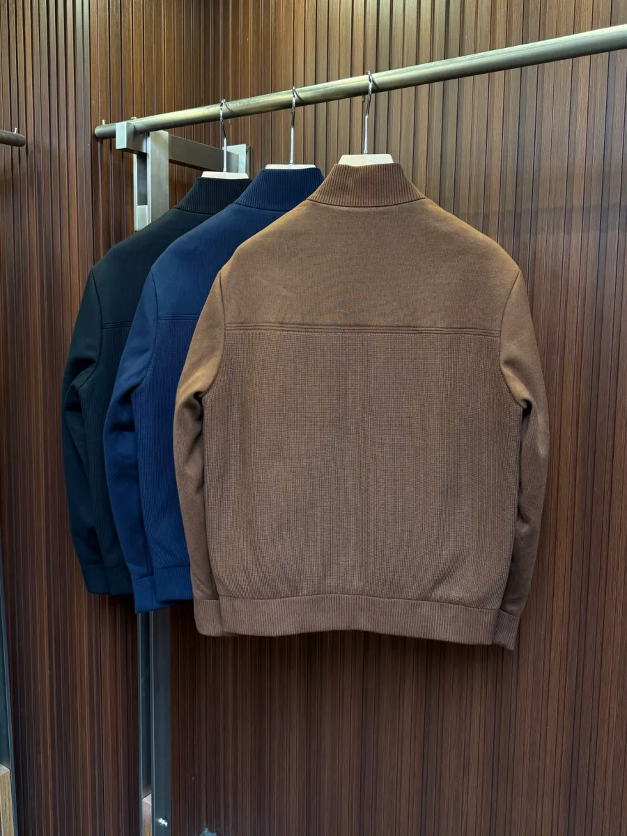 Коричневый пуховик Zegna, вид сзади, гладкая трикотажная спинка с эластичным поясом