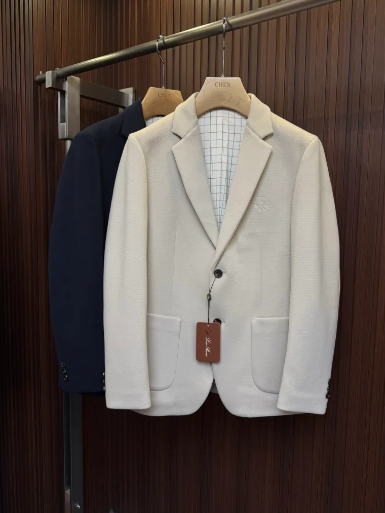 Loro Piana Бежевый однобортный пиджак с накладными карманами