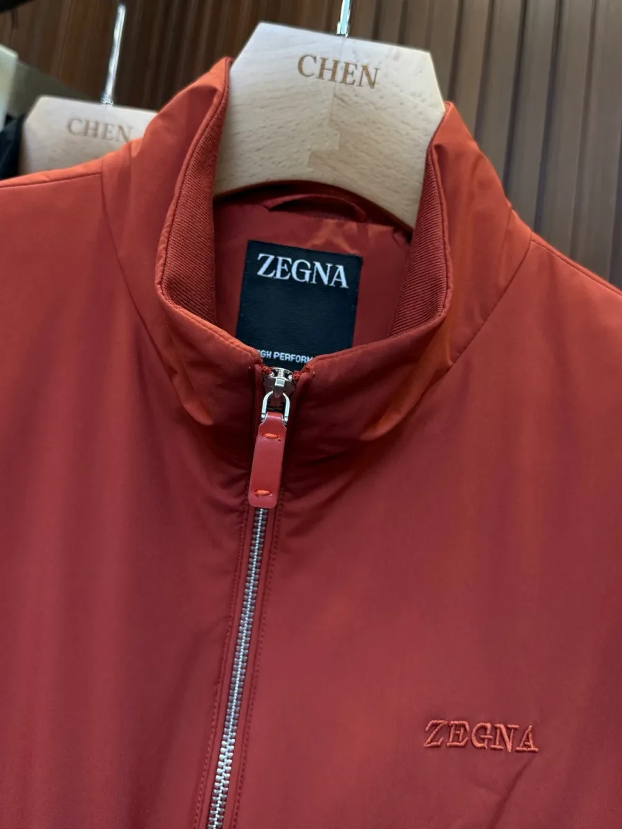 Воротник-стойка, застёжка-молния с кожаным пуллером и вышитый логотип ZEGNA на груди куртки
