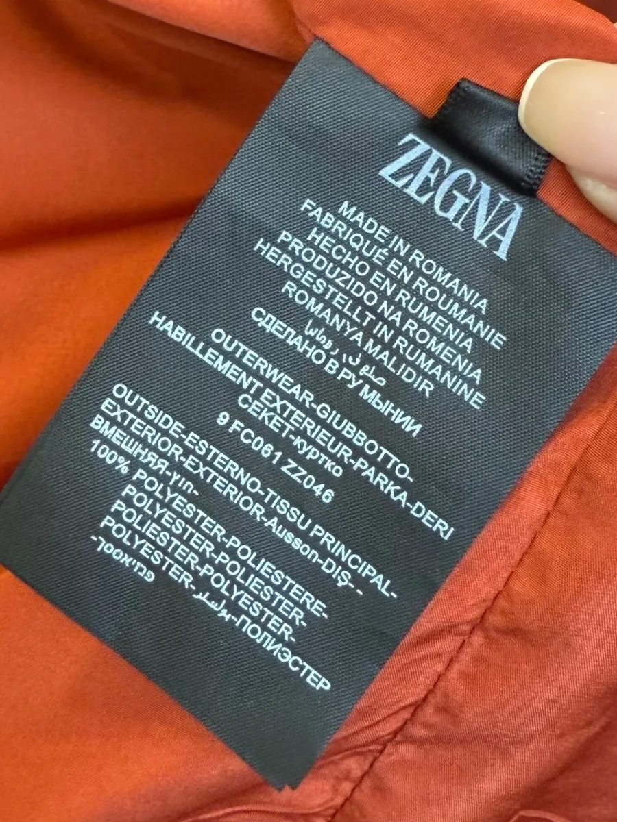 Внутренняя бирка с логотипом бренда ZEGNA и указанием состава ткани из полиэстера
