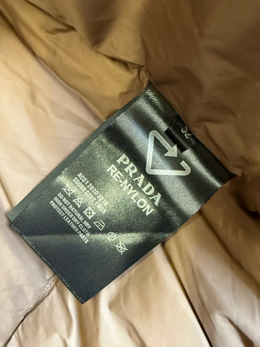 Внутренняя тканевая бирка Prada Re-Nylon на подкладке жилета