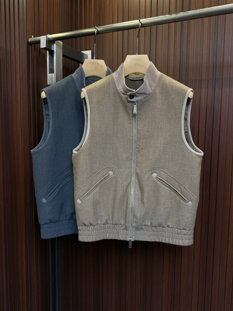 Loro Piana Бежевый пуховый жилет с воротником-стойкой
