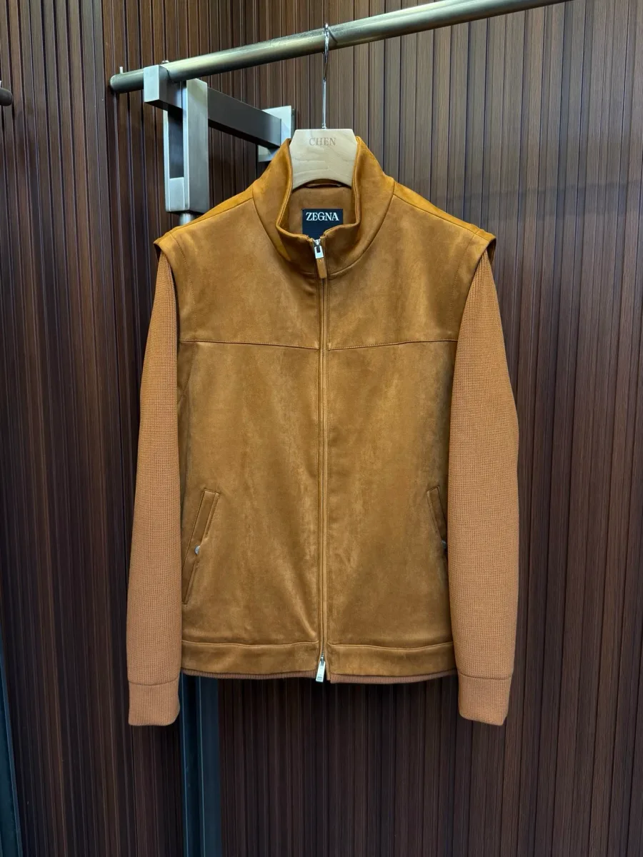 Рыжая комбинированная мужская куртка с замшевой вставкой и трикотажными рукавами на вешалке, вид спереди