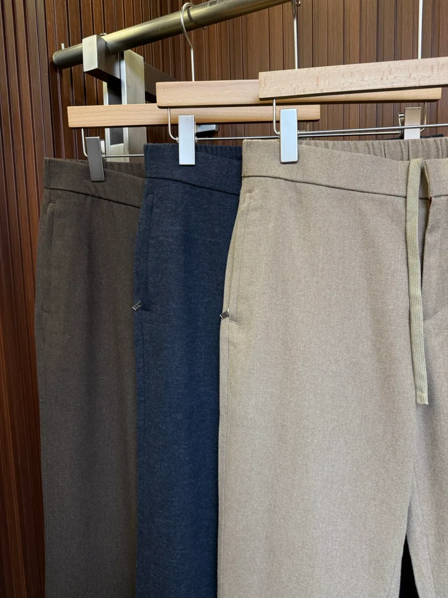 Эластичный пояс с кулиской мужских брюк в трех цветах, крупный план
