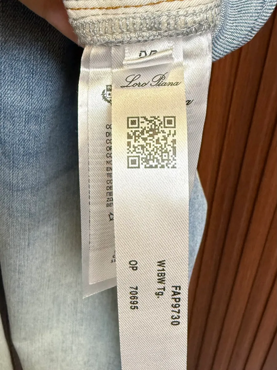 Внутренний ярлык джинсов с логотипом Loro Piana, QR-кодом и артикулом изделия.