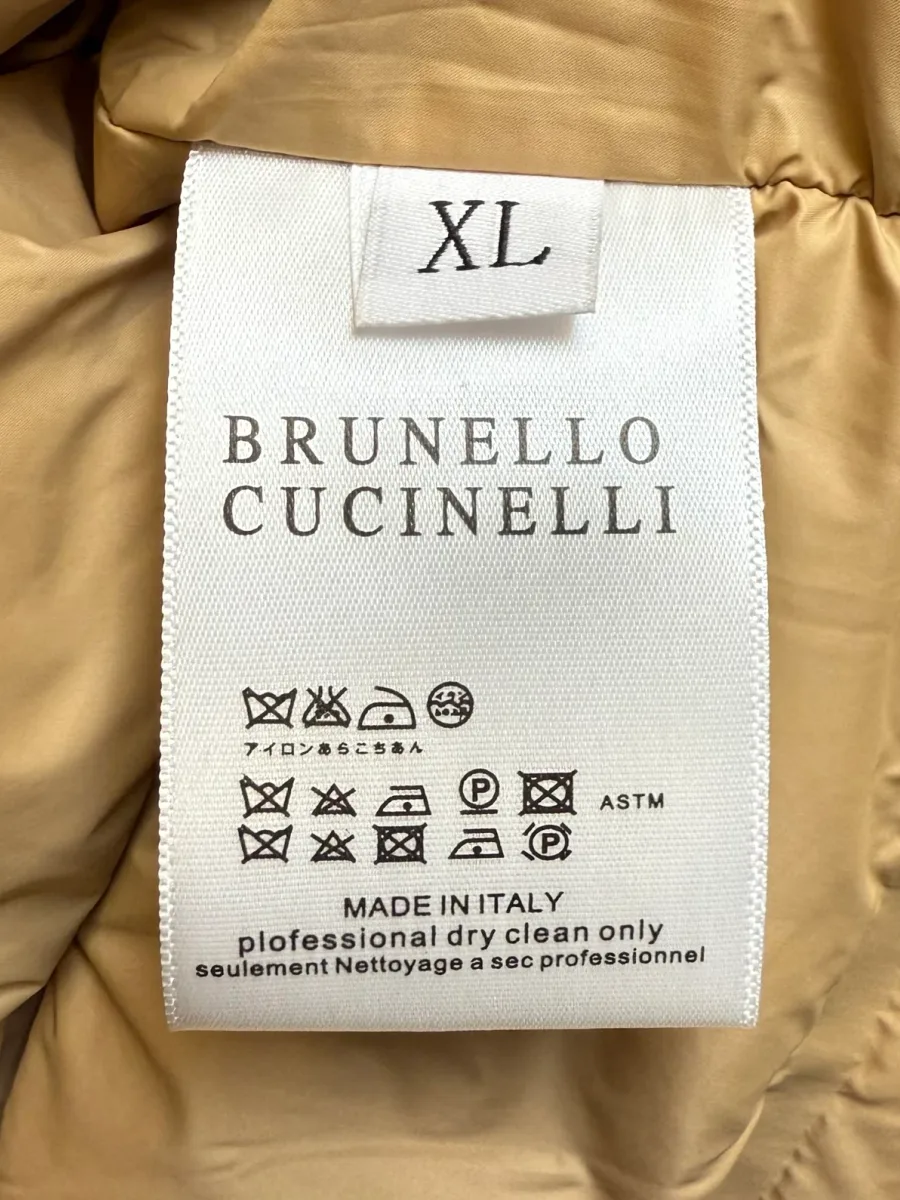 Внутренняя тканевая бирка с указанием бренда Brunello Cucinelli, размера XL и рекомендаций по уходу