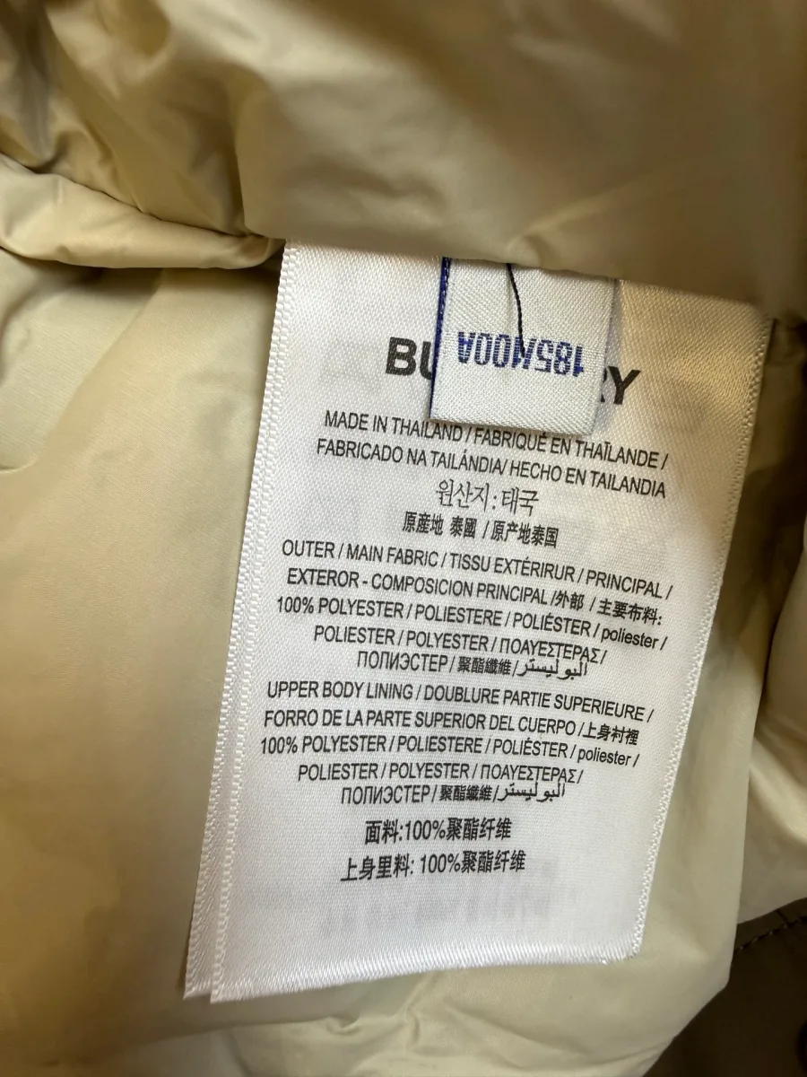 Вшитый ярлык куртки с указанием бренда Burberry и состава ткани из полиэстера, крупный план