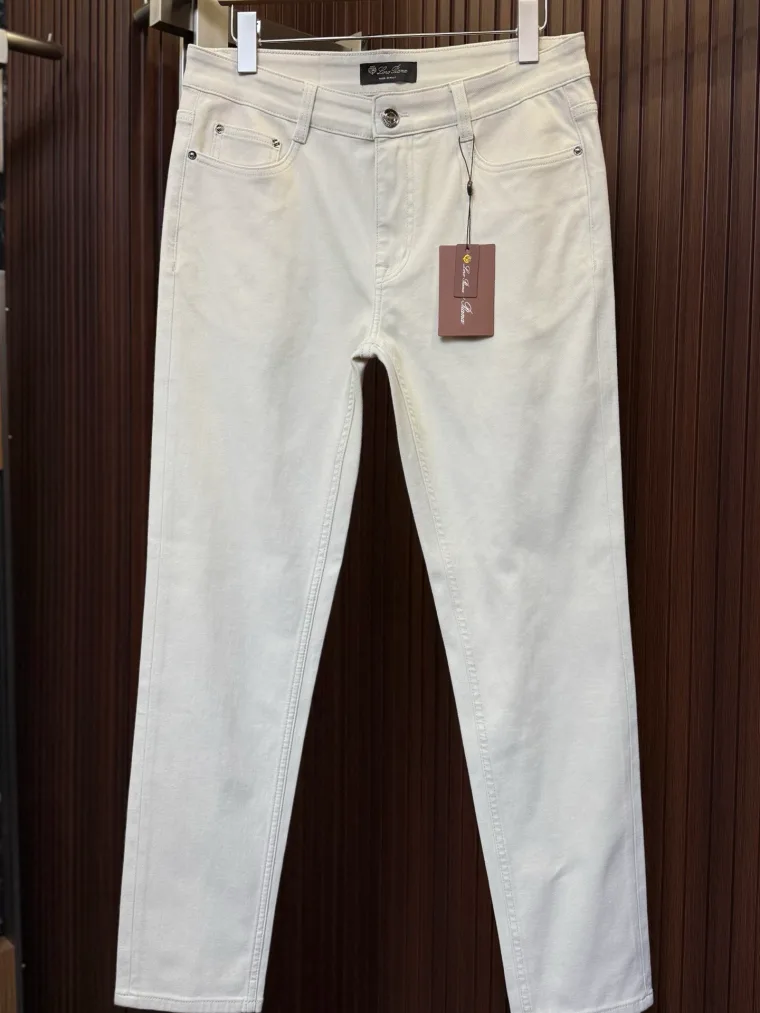 Loro Piana Бежевые джинсы с кожаным патчем