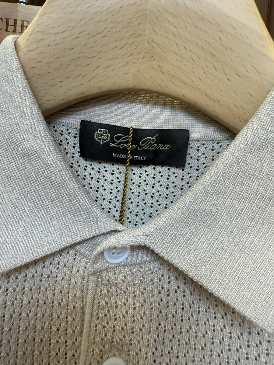 Тканевая бирка Loro Piana на внутренней стороне воротника, крупный план